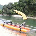 Canoas inferiores de cristal sin obstáculo del mar, barcos de pesca plásticos de dos mangos con el timón